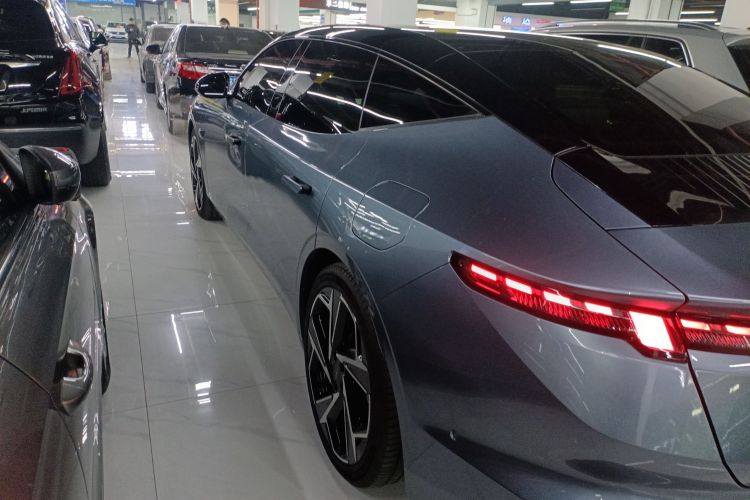 领克Z10 2024款 95kWh 702km四驱智驾Ultra车身外观4