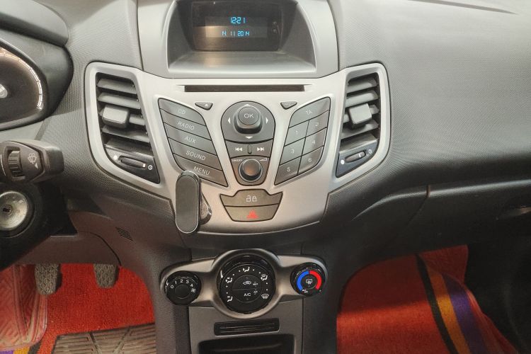 福特 嘉年华 2013款 三厢 1.5L 手动风尚型局部细节16