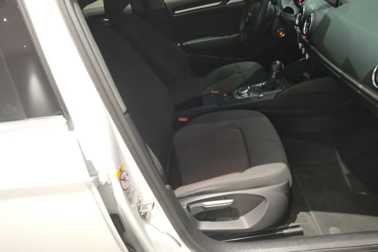 奥迪A3 2018款 30周年年型 Limousine 35 TFSI 进取型局部细节41