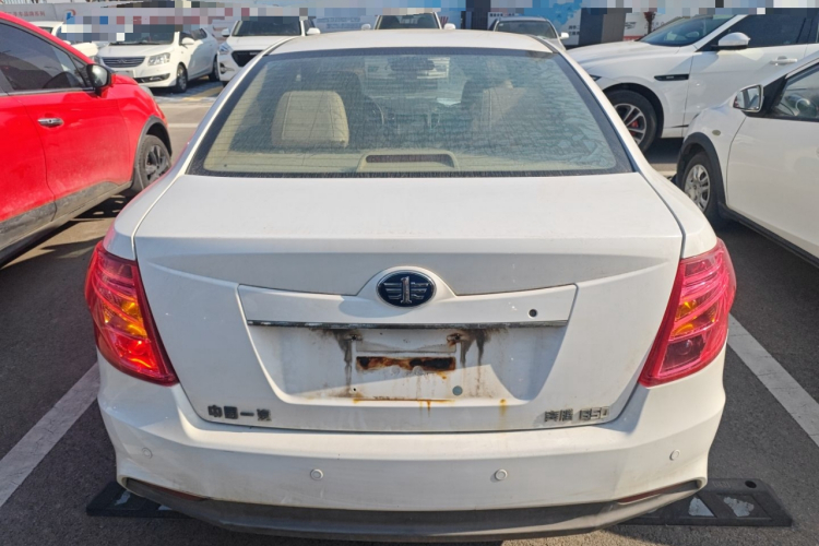 奔腾B50 2013款 1.6L 手动舒适型车身外观6