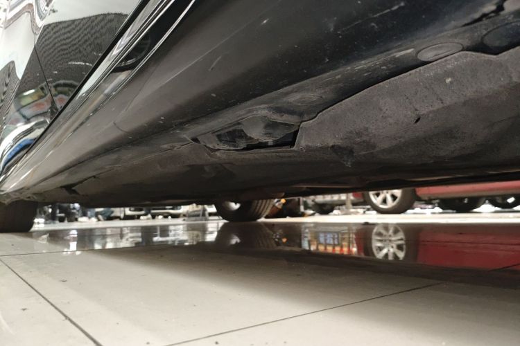 奔驰E级 2015款 E 260 L 运动豪华型局部细节9002