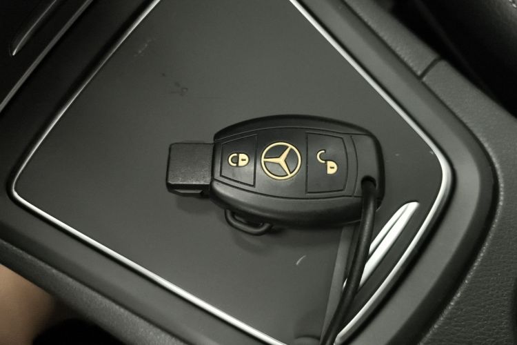 奔驰B级 2018款 B 200 动感型中控内饰11