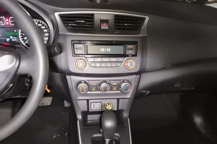 日产 轩逸 2021款 经典 1.6XE CVT舒适版中控内饰16