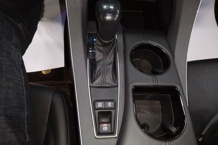 丰田 亚洲龙 2019款 2.0L 豪华版 国VI中控内饰18