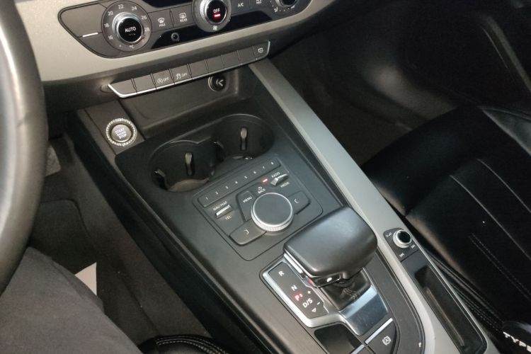 奥迪A4L 2018款 30周年年型 30 TFSI 进取型中控内饰18