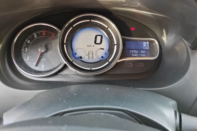 雷诺 风朗 2013款 2.0L 时尚版中控内饰15