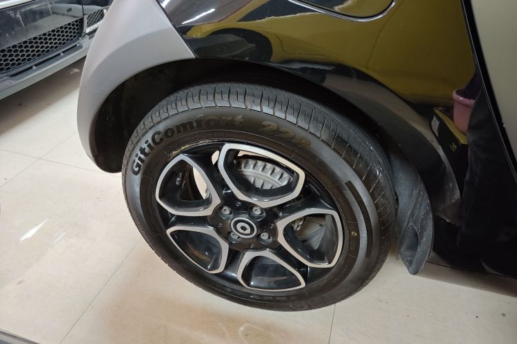 smart fortwo 2019款 0.9T 66千瓦硬顶风擎版 国VI车身外观6008