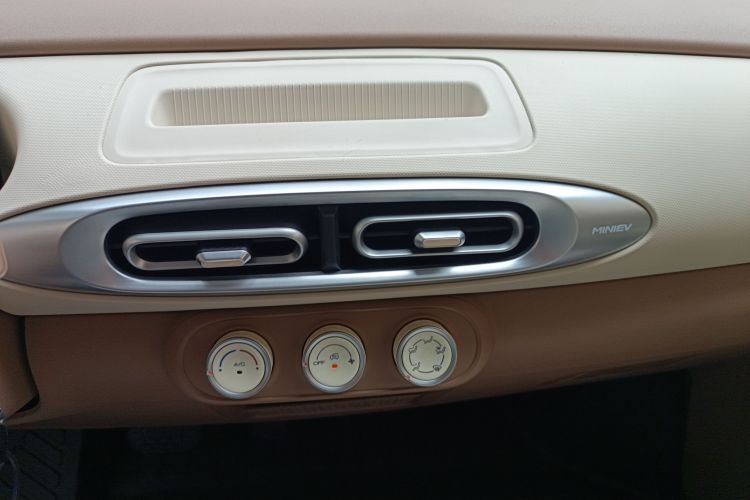 五菱汽车 宏光MINIEV 2025款 四门版 进阶款中控内饰16