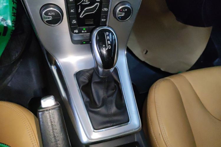 沃尔沃V40 2017款 T4 智雅版中控内饰18