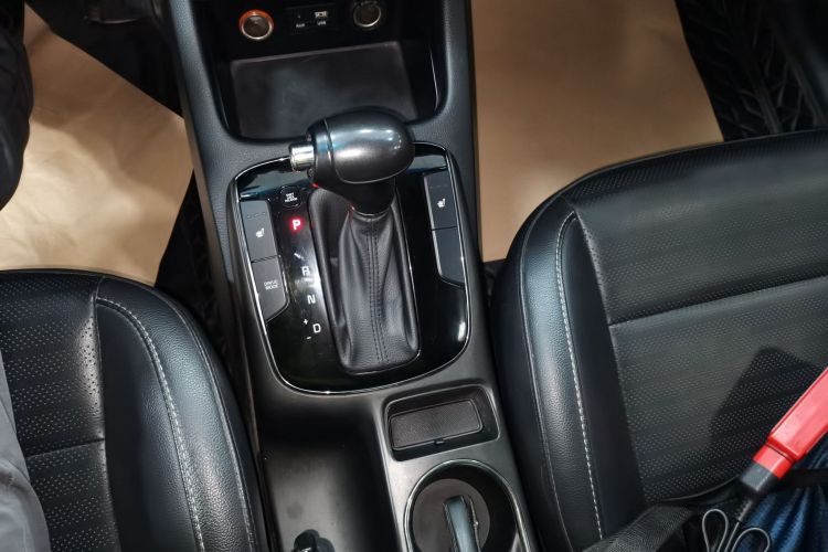 起亚K3 2017款  1.6L 自动15周年特别版GLS中控内饰18