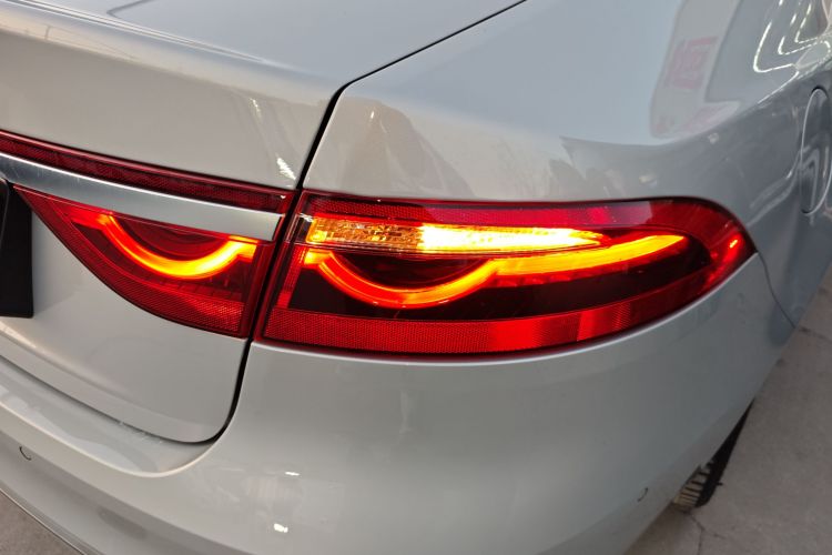 捷豹XFL 2024款 2.0T P250 两驱尊享豪华版车身外观9