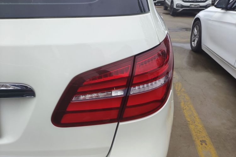 奔驰B级 2015款 B 200 时尚型车身外观9