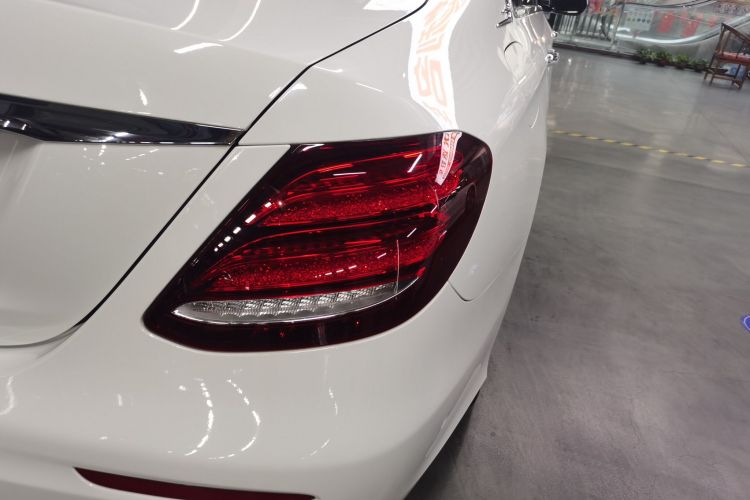 奔驰E级 2017款 E 300 L 运动豪华型车身外观9