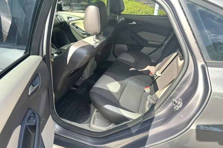 福特 福克斯 2012款 三厢 1.6L 自动风尚型中控内饰21