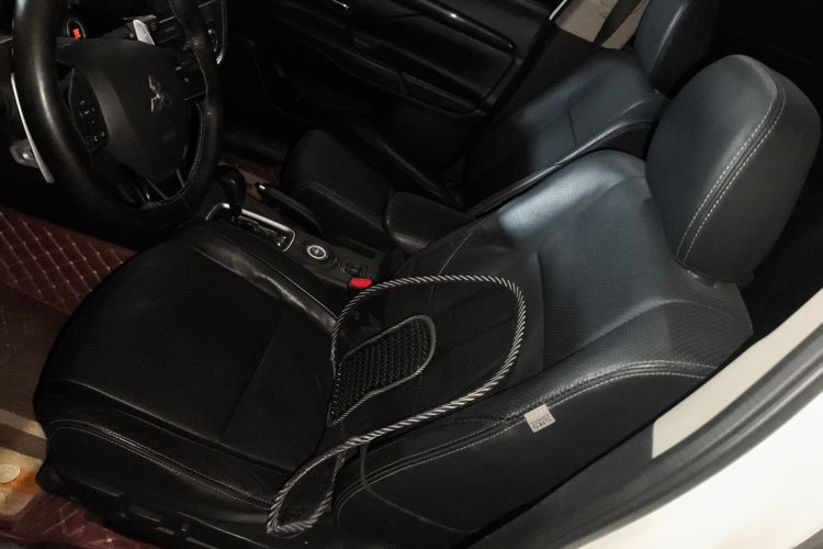 三菱 欧蓝德 2016款 2.4L 四驱精英版 5座局部细节19