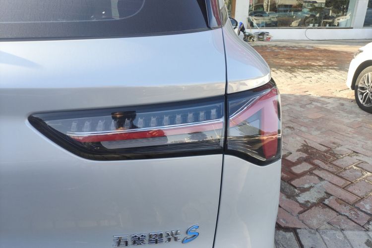 五菱汽车 五菱星光S 2024款 130km 旗舰型车身外观9