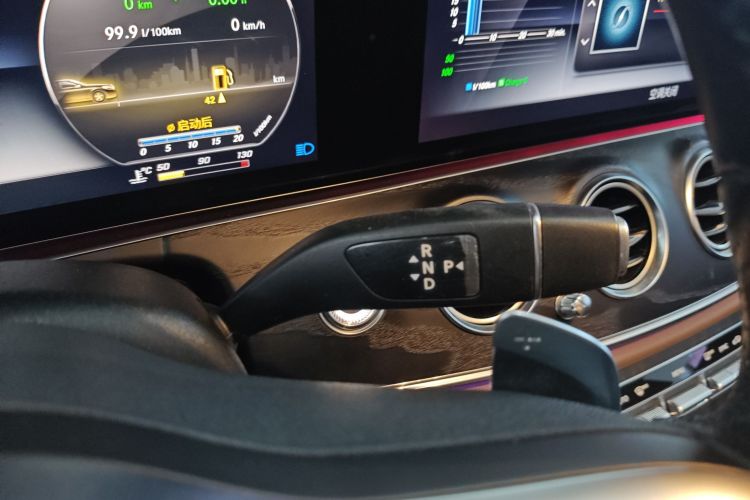 奔驰E级 2019款 E 260 L 运动型中控内饰18