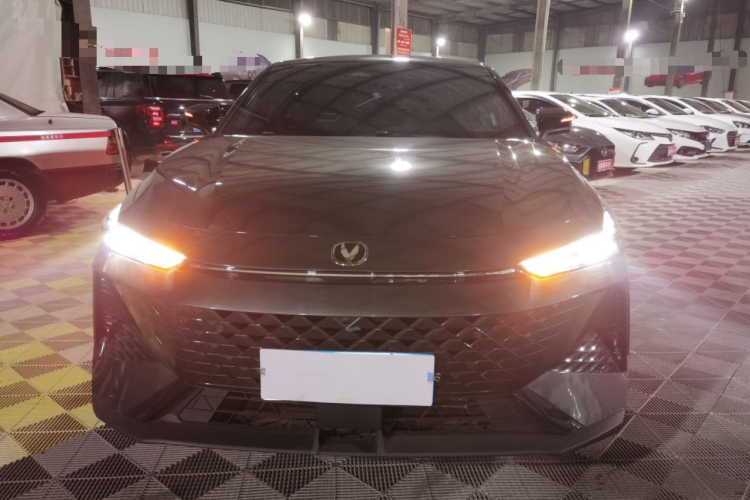 长安UNI-V 2024款 1.5T 尊贵型车身外观2