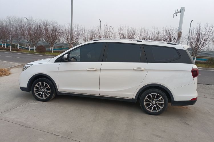 宝骏730 2019款 1.5T CVT时尚型 7座 国VI车身外观4