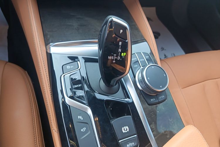 宝马5系 2020款 530Li 尊享型 M运动套装中控内饰18