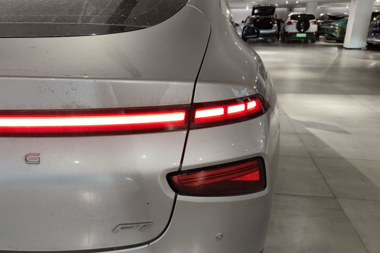 小鹏P7 2022款 480E车身外观9