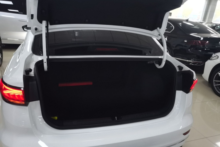 吉利汽车 帝豪 2023款 第4代冠军版 1.5L CVT尊贵型机舱底盘23