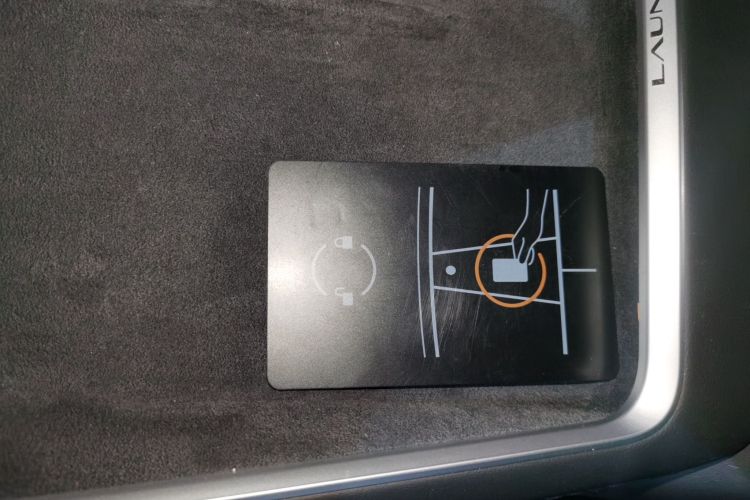 特斯拉 Model Y 2025款 长续航全轮驱动 首发版中控内饰7001