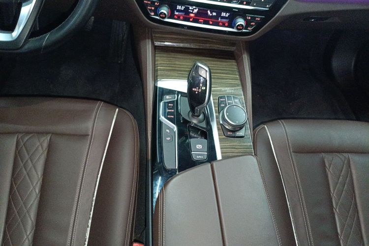 宝马5系 2018款 530Li 尊享型 豪华套装中控内饰18