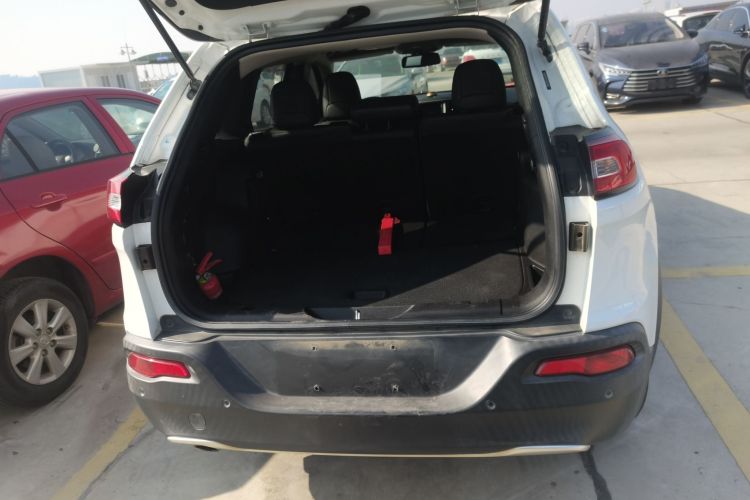 Jeep 自由光 2017款 2.0L 优越版机舱底盘23