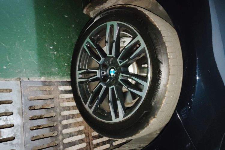 宝马5系 2025款 530Li 领先型 M运动套装车身外观10