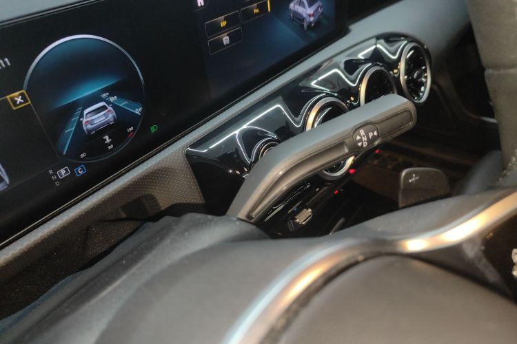 奔驰A级 2021款 A 200 L 运动轿车动感型局部细节18