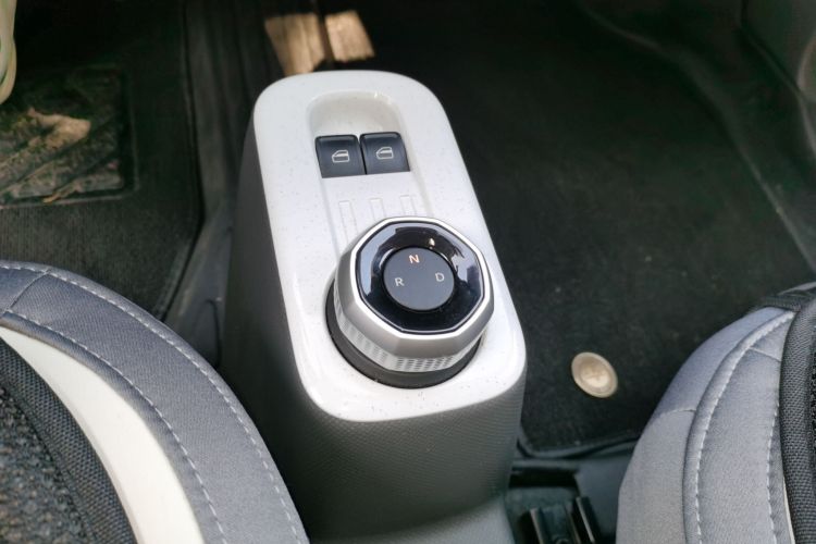 吉利银河 2024款 200km 熊猫卡丁中控内饰18