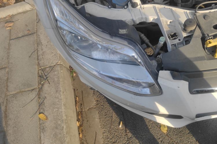 福特 福克斯 2012款 三厢 1.6L 手动风尚型车身外观8