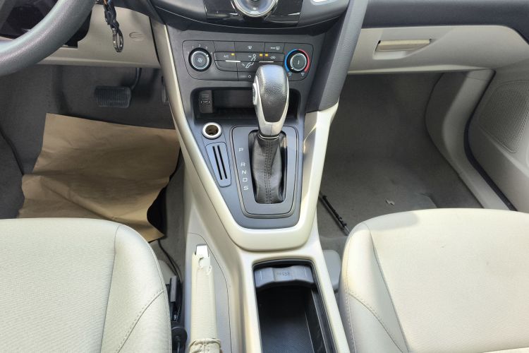 福特 福克斯 2015款 三厢 1.6L 自动舒适型局部细节18