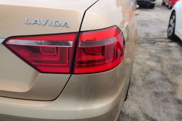 大众 朗逸 2013款 改款经典 1.6L 自动风尚版车身外观9