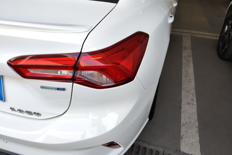 福特 福克斯 2019款 三厢 EcoBoost 180 自动ST Line车身外观9