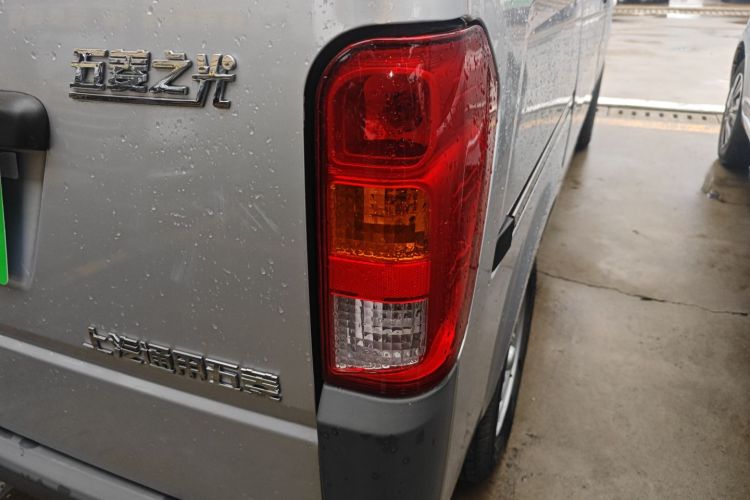 五菱汽车 五菱之光 2023款 1.5L 实用型 5/7座车身外观9