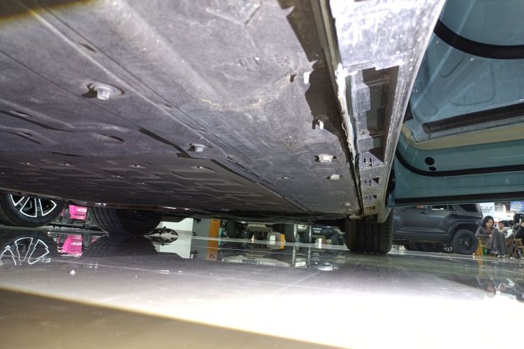 鸿蒙智行 智界R7 2025款 增程 251km Max局部细节9001