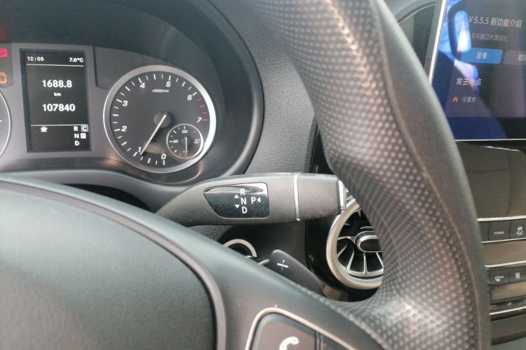 奔驰 威霆 2021款 2.0T 精英版 7座中控内饰18