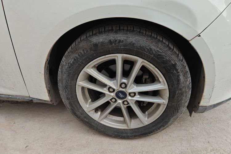 福特 福克斯 2017款 三厢 1.6L 手动风尚型智行版车身外观6007