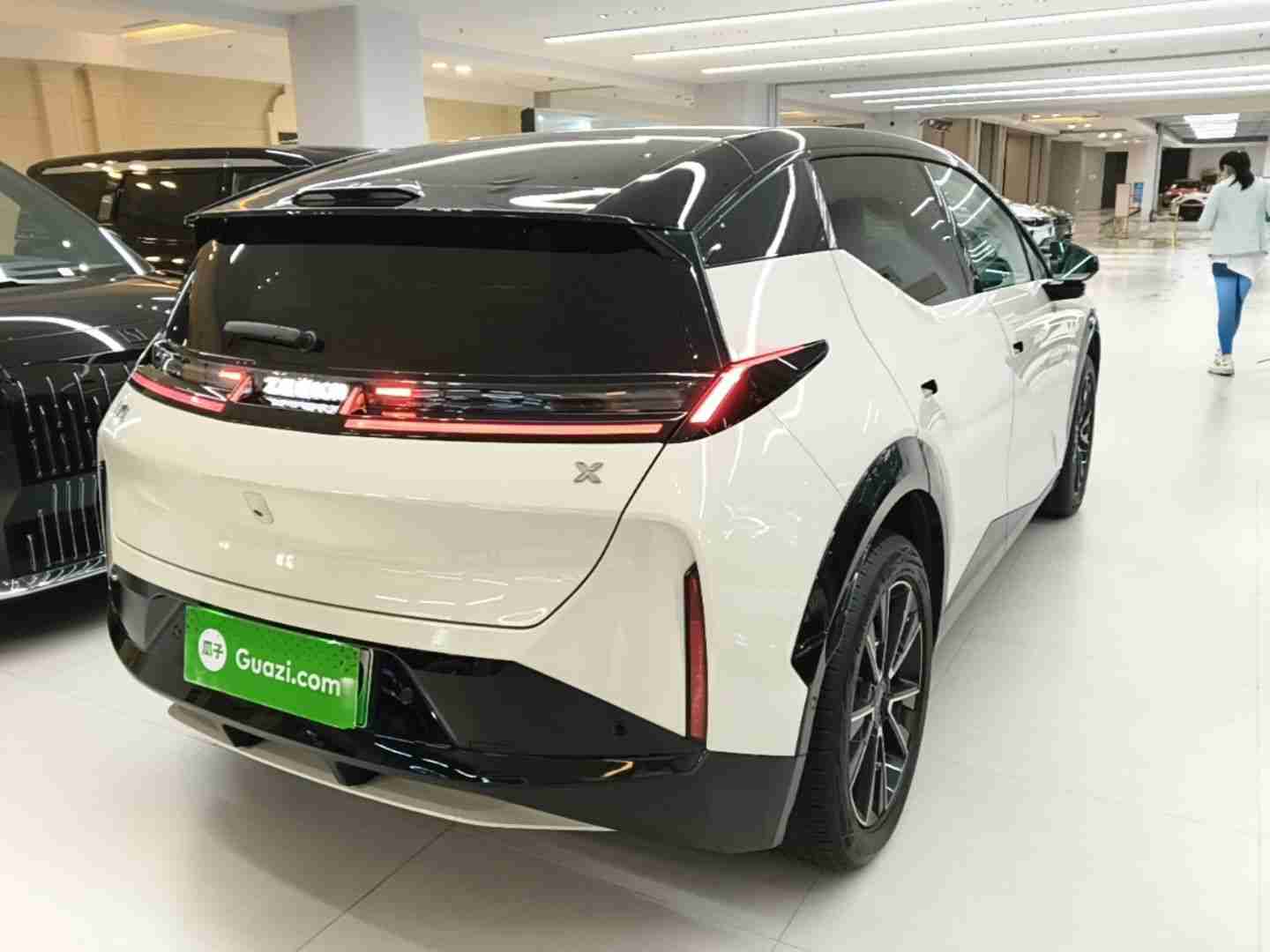 车辆右后45度外观展示