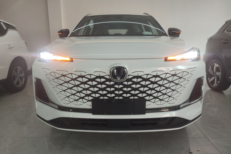 长安CS55PLUS PHEV 2025款 智慧新蓝鲸 125km 战舰版车身外观2
