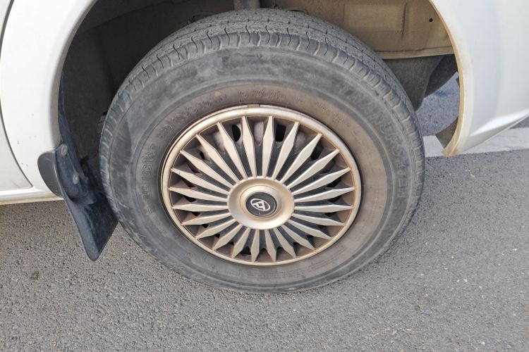 上汽大通MAXUS 新途V80 2021款 2.0T AMT经典傲运通短轴中顶5/6座车身外观10