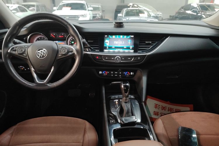 别克 君威 2017款 20T 精英型中控内饰18