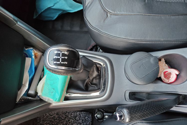 奇瑞 瑞虎3 2015款 1.6L 手动智尚纪念版中控内饰18