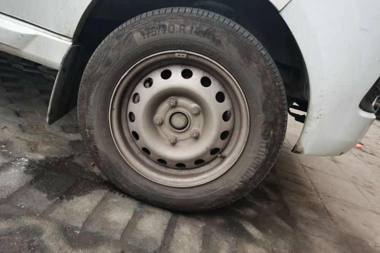 SRM鑫源 好运 2023款 标准型客车 6座车身外观10