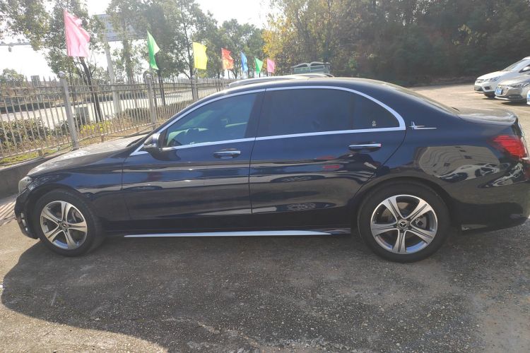 奔驰C级 2019款 C 260 L 运动版车身外观4