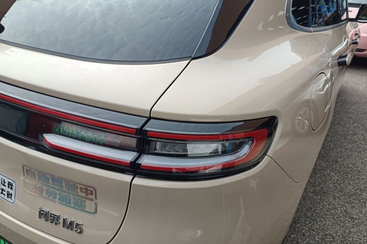 鸿蒙智行 问界M5 2023款 增程四驱智驾版车身外观9