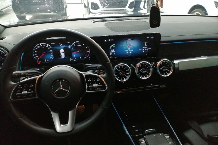 奔驰GLB 2023款 GLB 220 时尚型中控内饰18