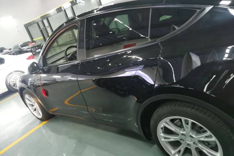 特斯拉 Model Y 2021款 长续航全轮驱动版车身外观4